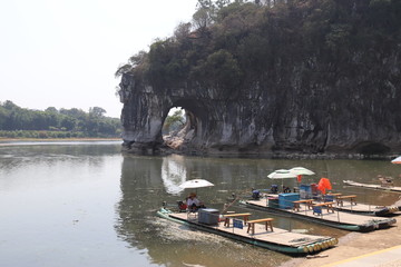 Naklejka premium Bateau en bambous sur la rivière Li à Guilin, Chine