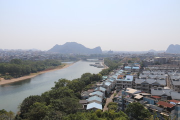 Fototapeta premium Paysage urbain et fleuve à Guilin, Chine