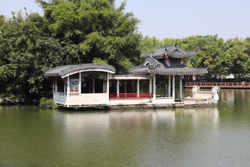 Pavillon sur un lac à Guilin, Chine	