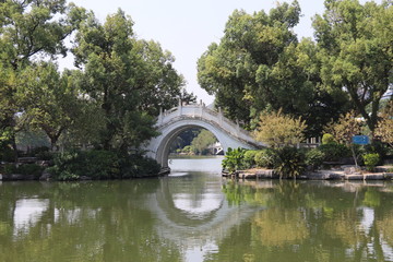 Fototapeta na wymiar Pont traditionnel sur un lac à Guilin, Chine