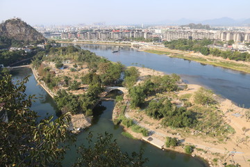 Fototapeta na wymiar Paysage urbain et la rivière Li à Guilin, Chine