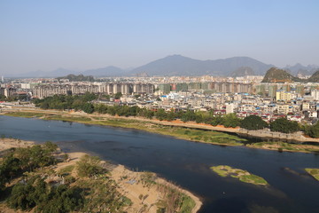 Fototapeta na wymiar Paysage urbain et la rivière Li à Guilin, Chine 