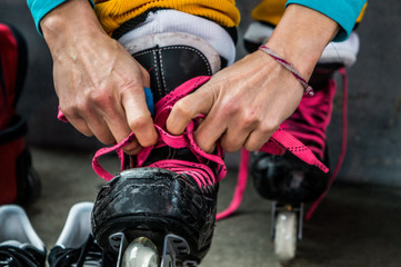 Patines con cordones rosas