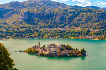 Vista dall'alto della meravigliosa isola di San Giulio nel Lago d'Orta, Piemonte, Italia