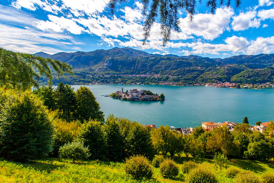 Vista dall'alto della meravigliosa isola di San Giulio nel Lago d'Orta, Piemonte, Italia