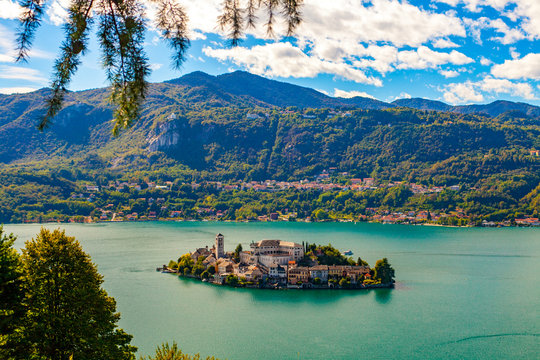 Vista dall'alto della meravigliosa isola di San Giulio nel Lago d'Orta, Piemonte, Italia