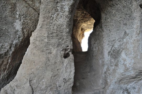 Matera - Passaggio scavato nel tufo - Parco della Murgia
