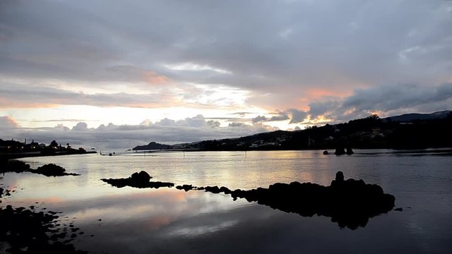 cielo reflejado en la ria de pontevedra
