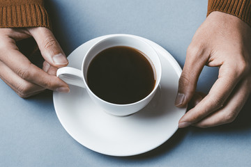 コーヒーを飲む人