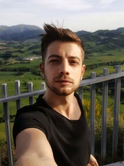 bel giovane ragazzo caucasico si scatta un selfie all aperto