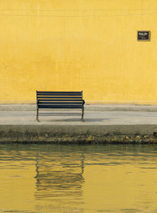 Gele stoel op het water