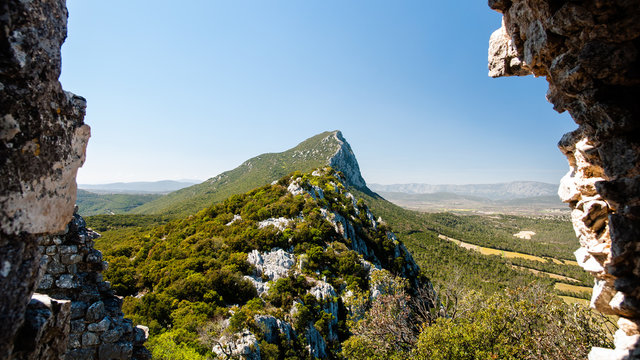 Vue sur le Pic Saint-Loup, paysage d'&eacute;t&eacute; ensoleill&eacute;, R&eacute;gion Occitanie, H&eacute;rault, France