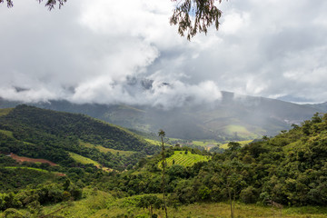 Montanha com neblina em Lima Duarte, Minas Gerais, Brasil.