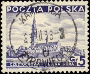 Kamienica Żyrowiecka. Kasownik / datownik pocztowy (1938) odbity na znaczku pocztowym z serii „widoki 1937” – Jasna Góra w Częstochowie (5 gr, Fi.294).