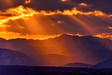 琵琶湖の山並みに降り注ぐ光芒と夕焼けのコラボ情景＠滋賀