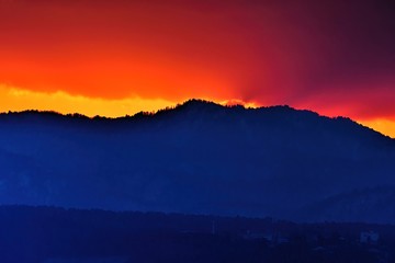 真っ赤に染まる琵琶湖の山並みの情景＠滋賀