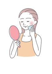 コットンでスキンケアをする女性