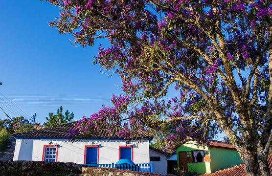 Casas coloridas em Concei&ccedil;&atilde;o do Ibitipoca, Minas Gerais, Brasil.