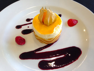 Cheesecake with fruit and cream
