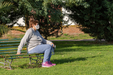 Abuela saliendo en un parque después del Covid 19