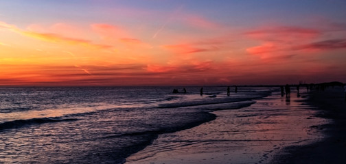Obraz premium sunset over the sea, beach, ocean, sky, water, red, clouds, waves, landscape, beautiful, reflection