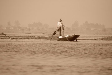 Naklejka premium 独特な現地の風習 スペシャルな漁 インレー湖(ミヤンマー)