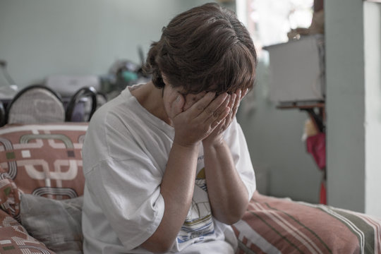 Mujer triste, llorando.