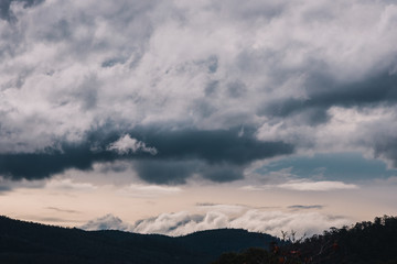 Obraz premium stormy clouds rolling over the mountains in Tasmania