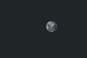Obraz premium telephoto shot of full super moon in the night sky, with gently faded tones