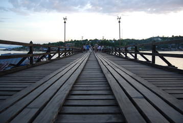 Naklejka premium Uttamanusorn Bridge or commonly known as Mon Bridge, the longest wooden bridge in Thailand and is the second longest in the world.