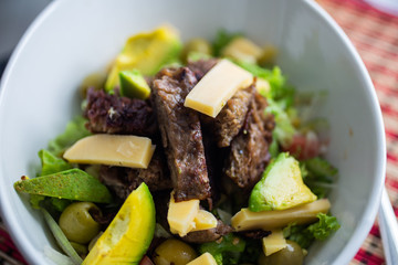 Ensalada con Gluten, queso y vegetales