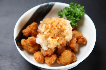 豚なんこつフライ大根おろし乗せ