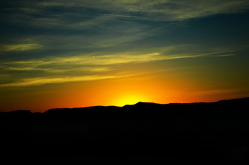 Atardecer naranja y azulado