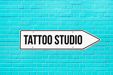 Eine bunte Mauer und Hinweis auf ein Tattoo Studio
