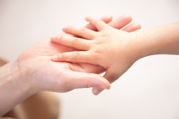 手をつなぐ母子