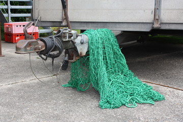 Deichsel eines PKW Anhänger mit Ladungssicherungsnetz