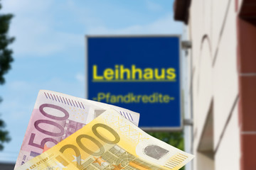 Ein Leihhaus und Euro Geldscheine