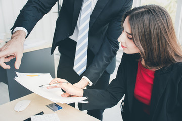 Businesswomen are consulting with the boss.