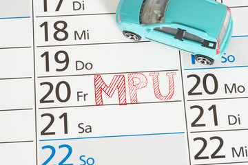 Ein Kalender, Auto und Termin für den MPU Test