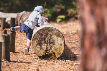niño jugando en espacio natural