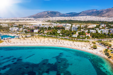 Der beliebte Strand von Glyfada, südliches Athen, Griechenland, mit türkisem Meer 