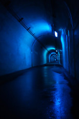 薄暗いトンネル