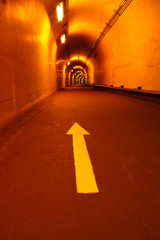 赤いトンネルと矢印