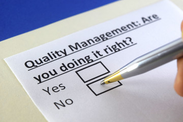 Obraz premium One person is answering question about quality management.