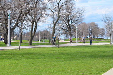 Obraz premium man walking in park