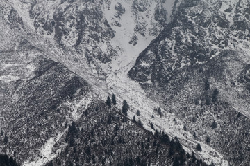 Zamglone góry z ośnieżonymi szczytami