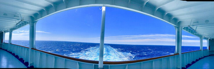 Fototapeta na wymiar Hinterseite eines Kreuzfahrtschiffs mit Sicht auf das Meer und Blauem Himmel, Wasser, Ozean, im Sommer, Pool, Panorama Foto, Schwimmbad 