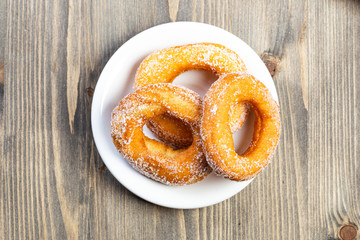 Ciambelle soffici e zuccherate fatte in casa