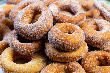 Ciambelle soffici e zuccherate fatte in casa