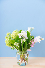 すずらんとビバーナムスノーボールのブーケ